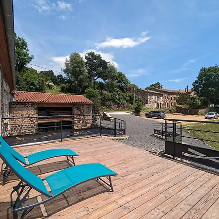 Authentique Et Confortable Avec Vaste Terrain Et Vue Imprenable A - Fr-1-582-478