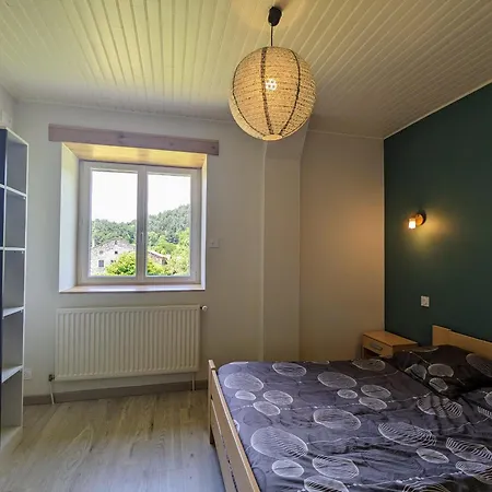 Authentique Et Confortable Avec Vaste Terrain Et Vue Imprenable A - Fr-1-582-478